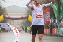 выкса.рф, Григорий Мартынов одержал победу на 10 км «Гатчинского полумарафона»